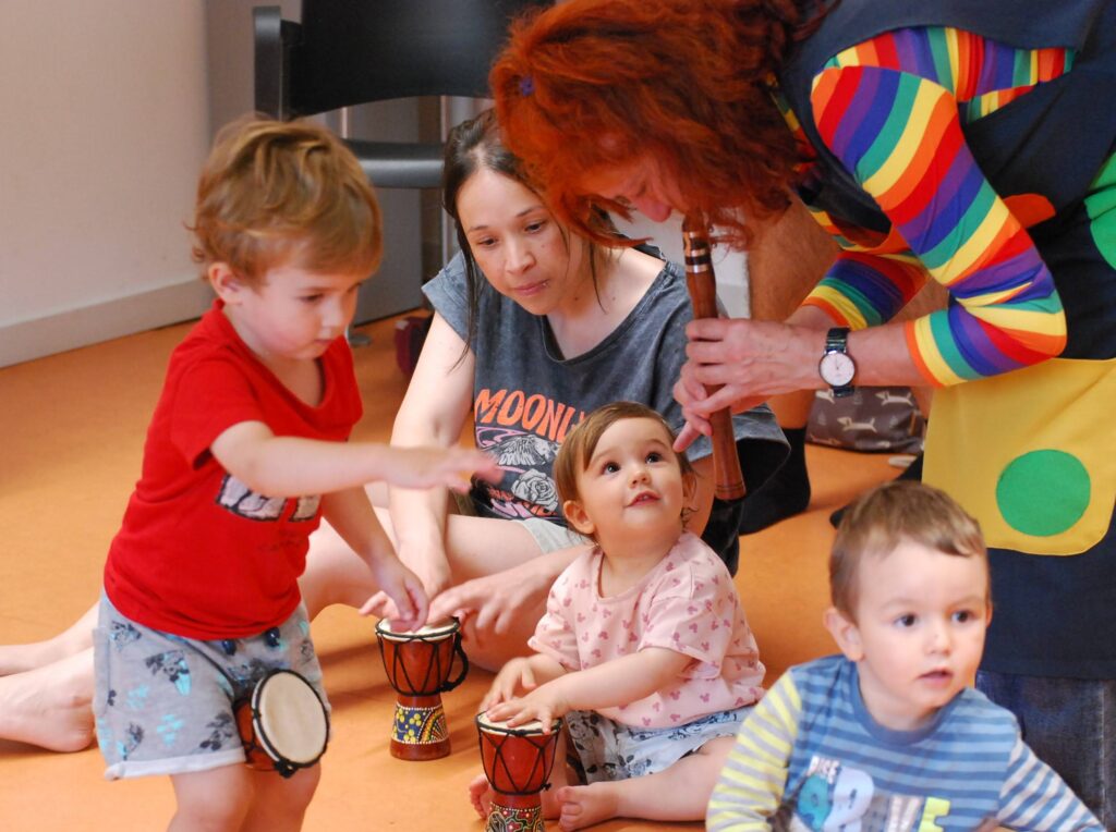 Àngels Casas compartint un taller de música amb infants i famílies
