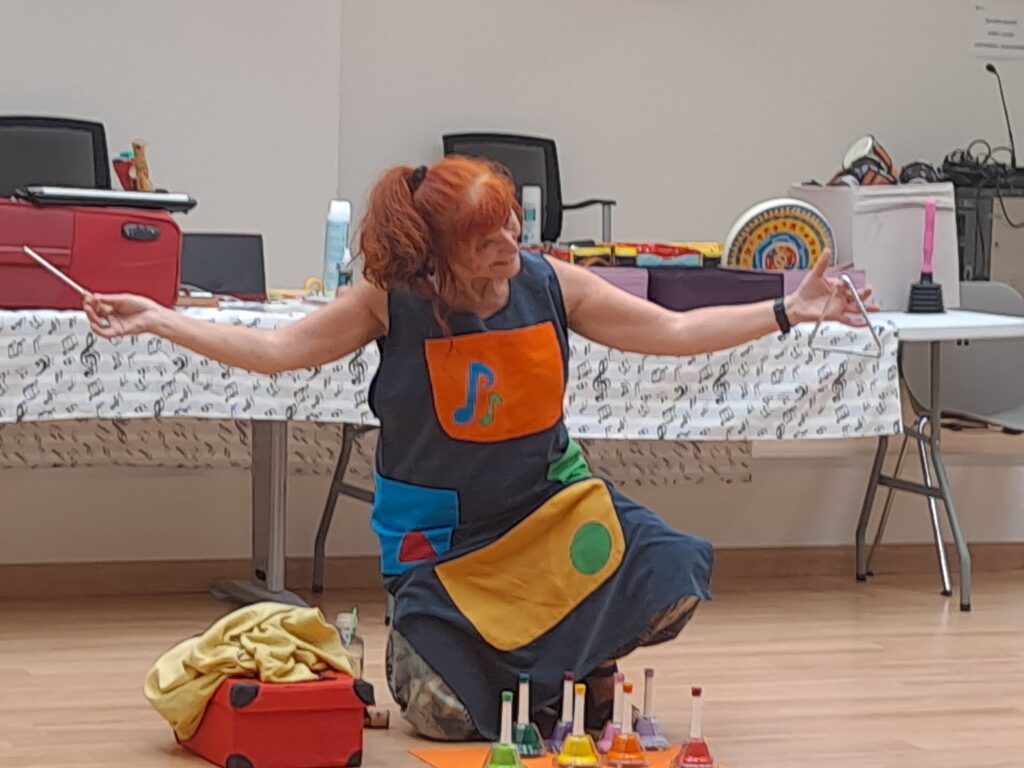 Àngels Casas durant un taller de música amb instruments de percussió